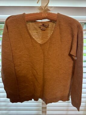 Vineyard Vines Lightweight V-Neck Sweater in Camel Brown